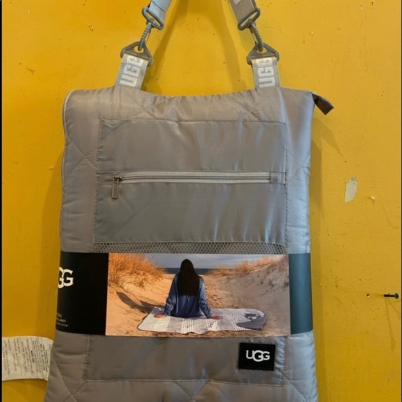 Brand New! The UGG Mischa outdoor Blanket - Picture 1 of 2